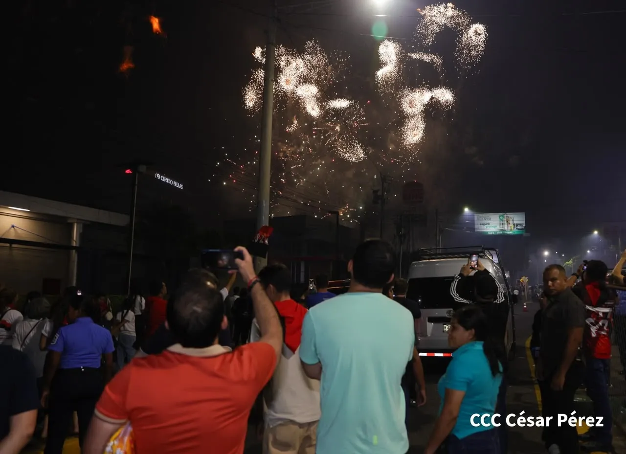Familias protagonizan vigilias por el 47.° aniversario de la Revolución