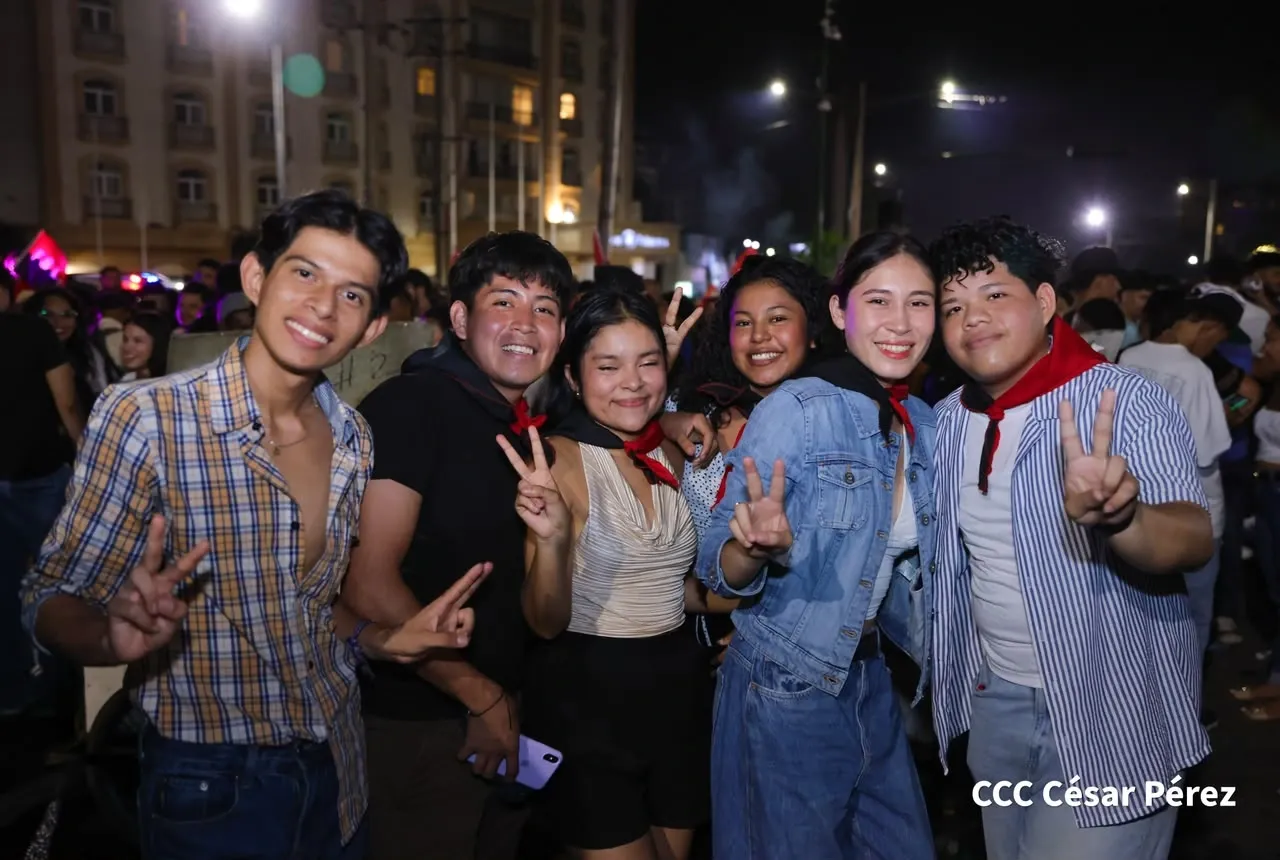 Familias protagonizan vigilias por el 47.° aniversario de la Revolución