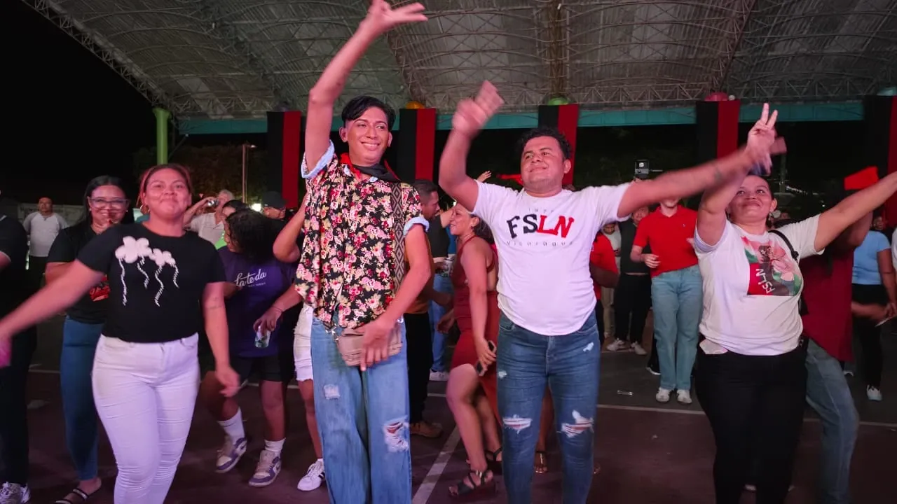 Familias protagonizan vigilias por el 47.° aniversario de la Revolución