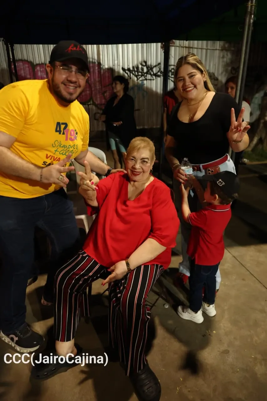 Familias protagonizan vigilias por el 47.° aniversario de la Revolución