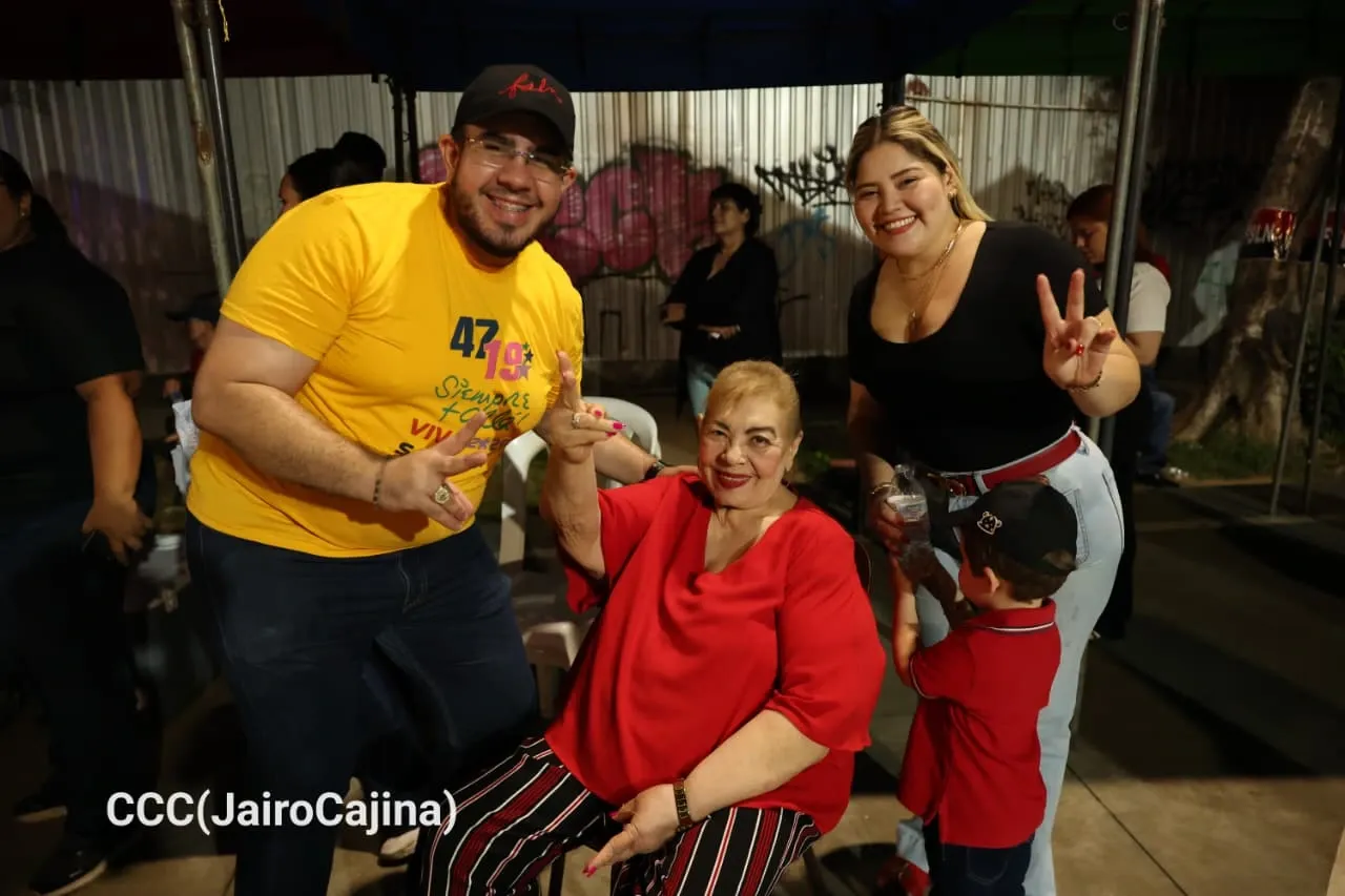 Familias protagonizan vigilias por el 47.° aniversario de la Revolución