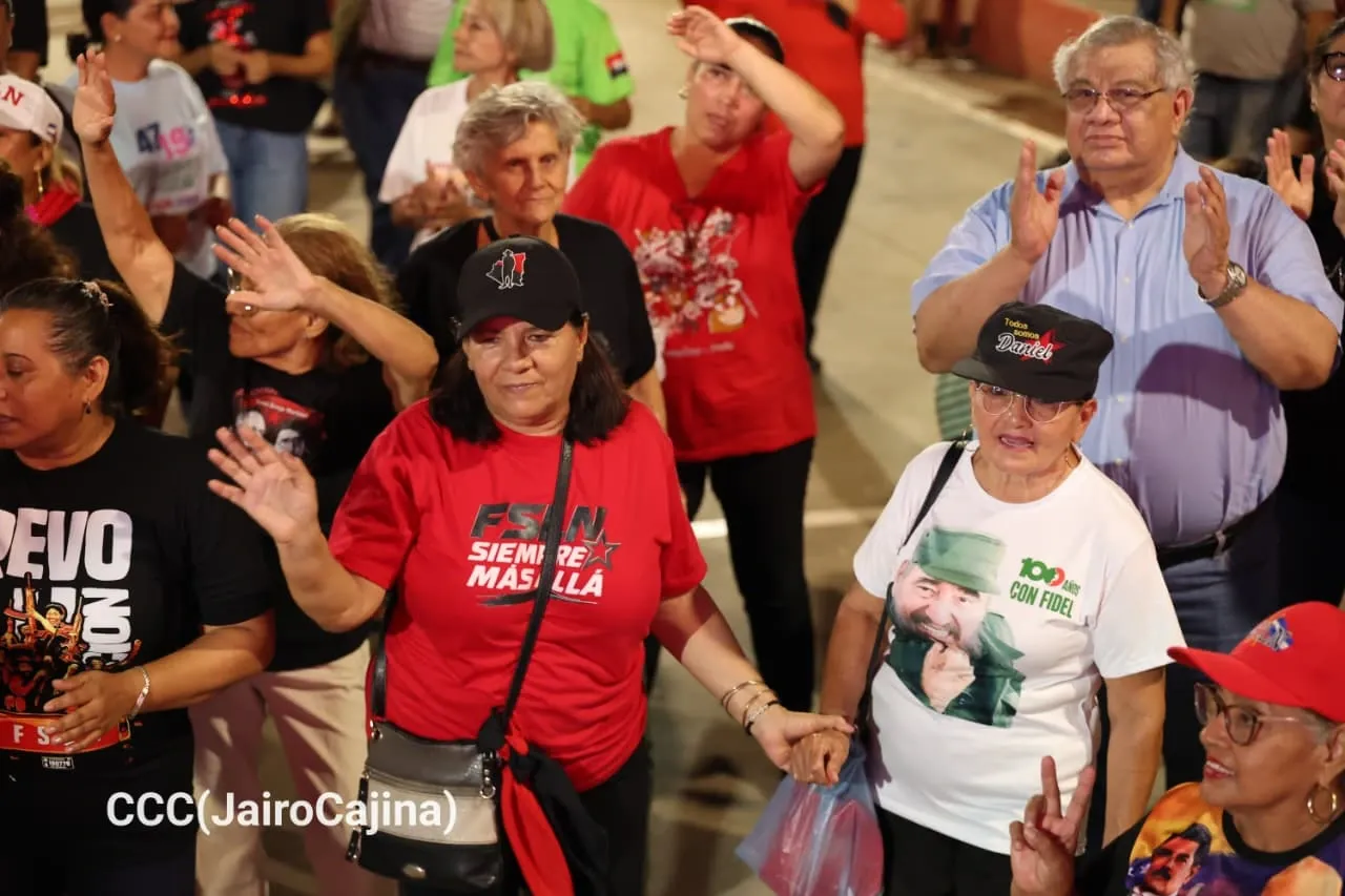 Familias protagonizan vigilias por el 47.° aniversario de la Revolución
