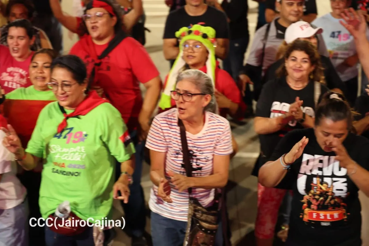 Familias protagonizan vigilias por el 47.° aniversario de la Revolución