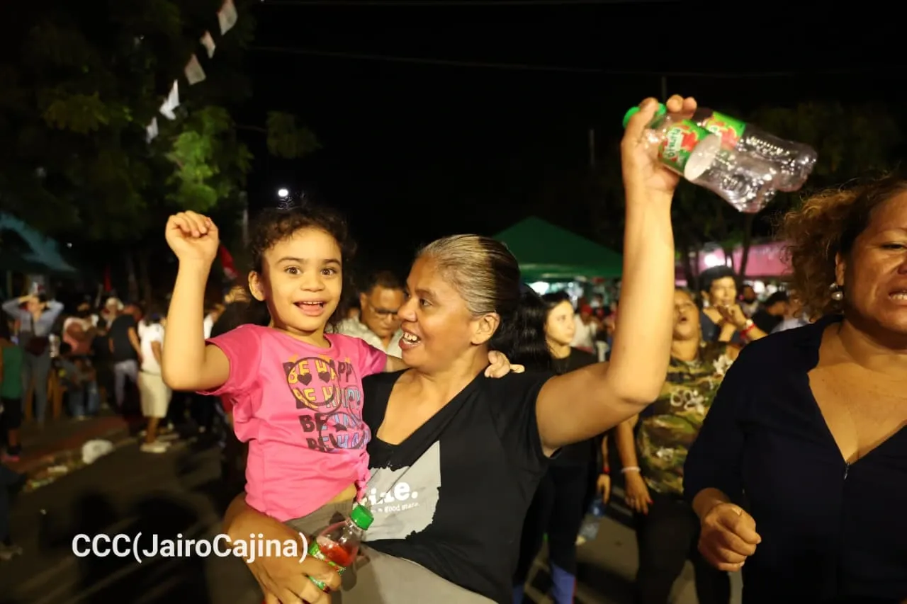 Familias protagonizan vigilias por el 47.° aniversario de la Revolución