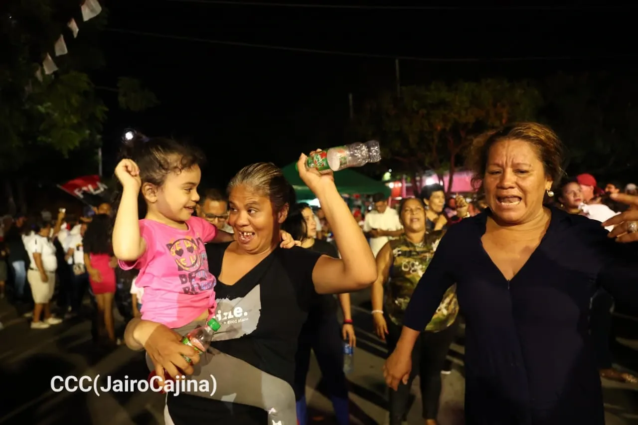 Familias protagonizan vigilias por el 47.° aniversario de la Revolución
