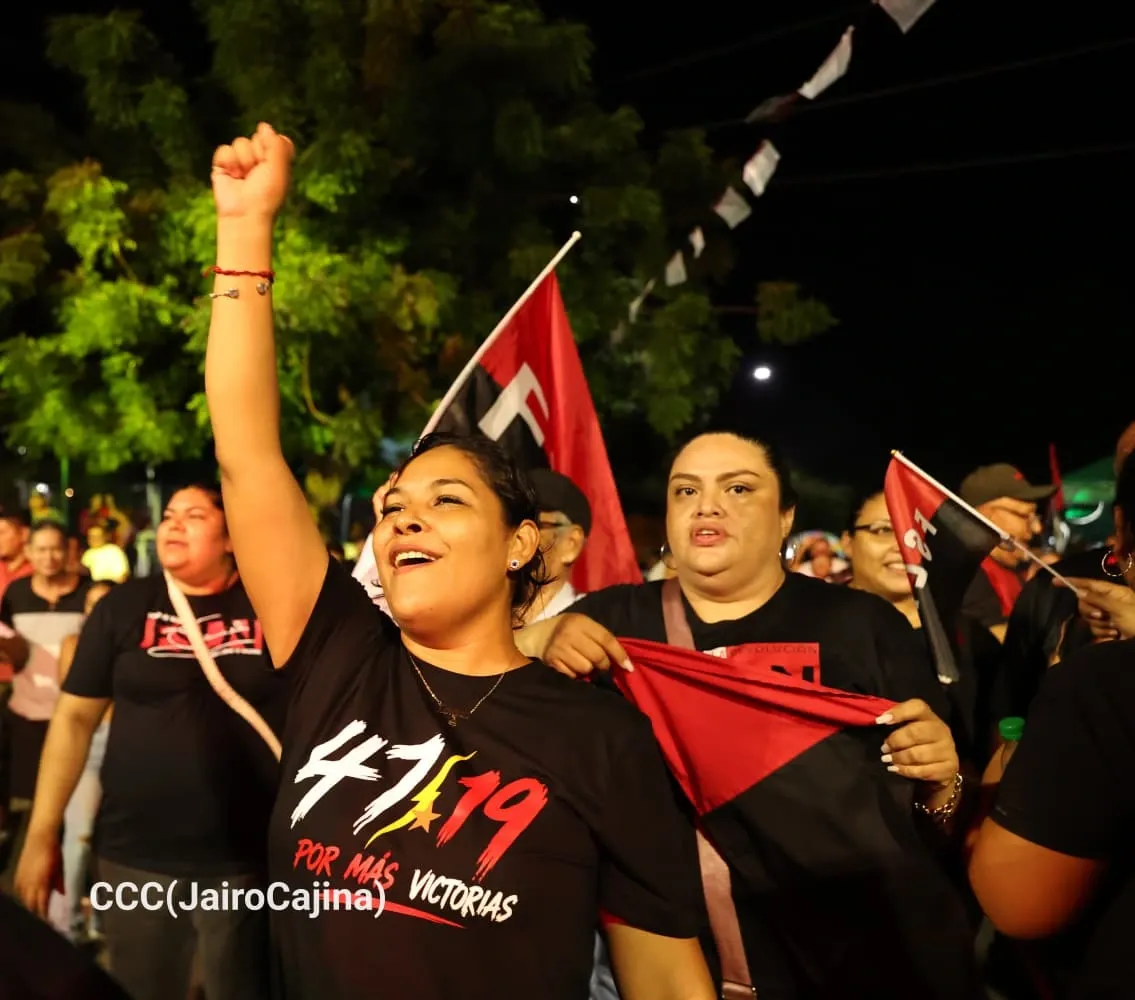 Familias protagonizan vigilias por el 47.° aniversario de la Revolución
