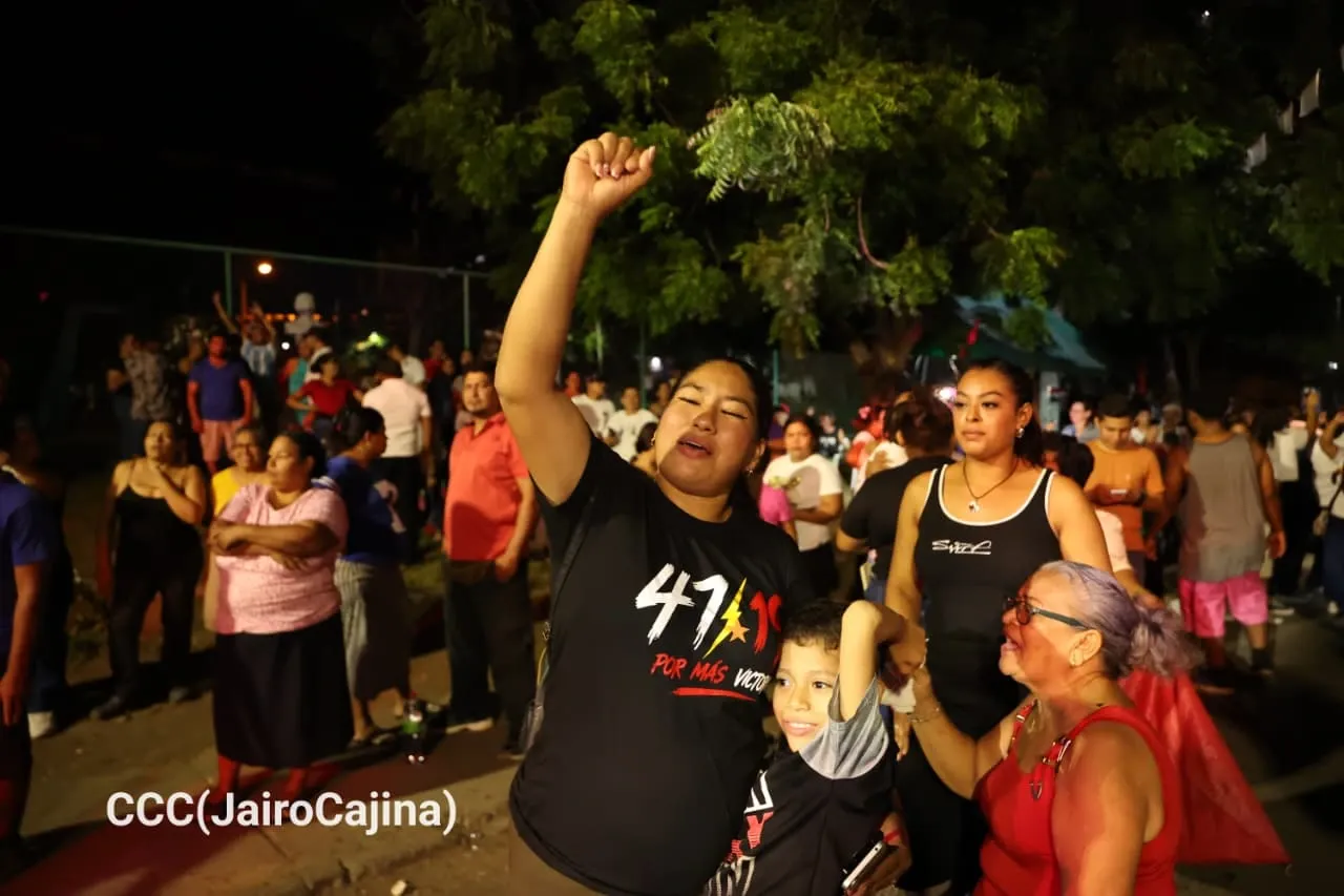 Familias protagonizan vigilias por el 47.° aniversario de la Revolución