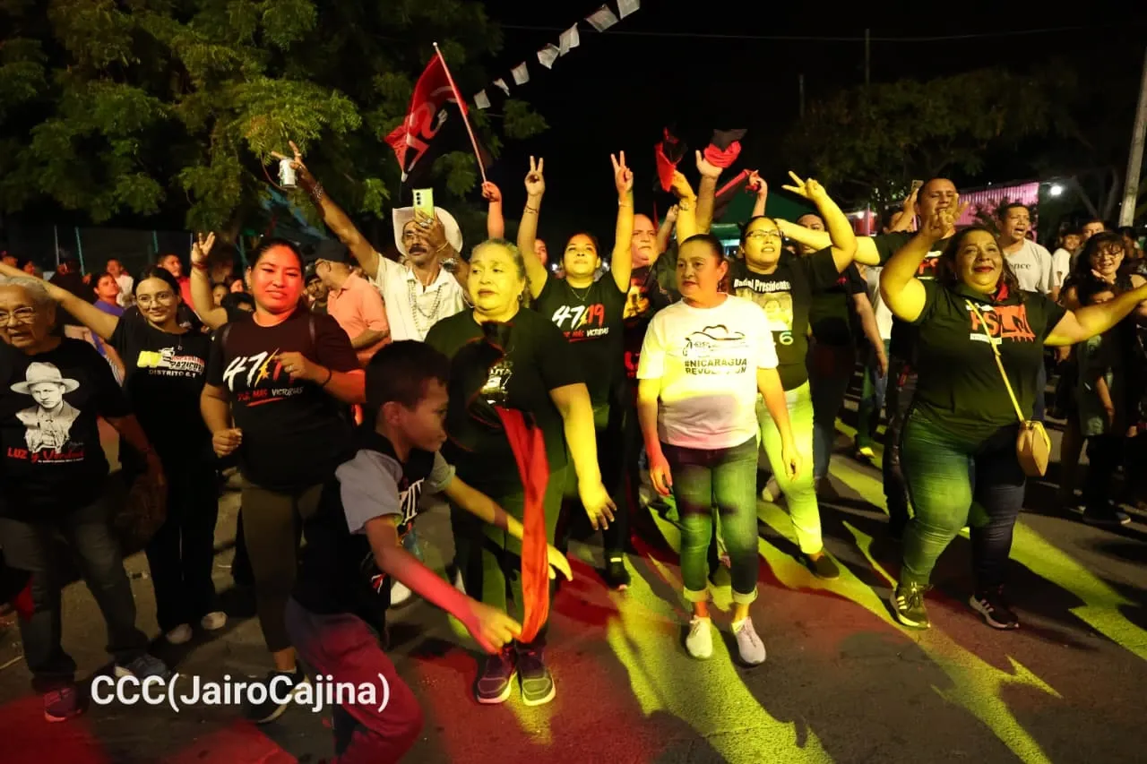 Familias protagonizan vigilias por el 47.° aniversario de la Revolución