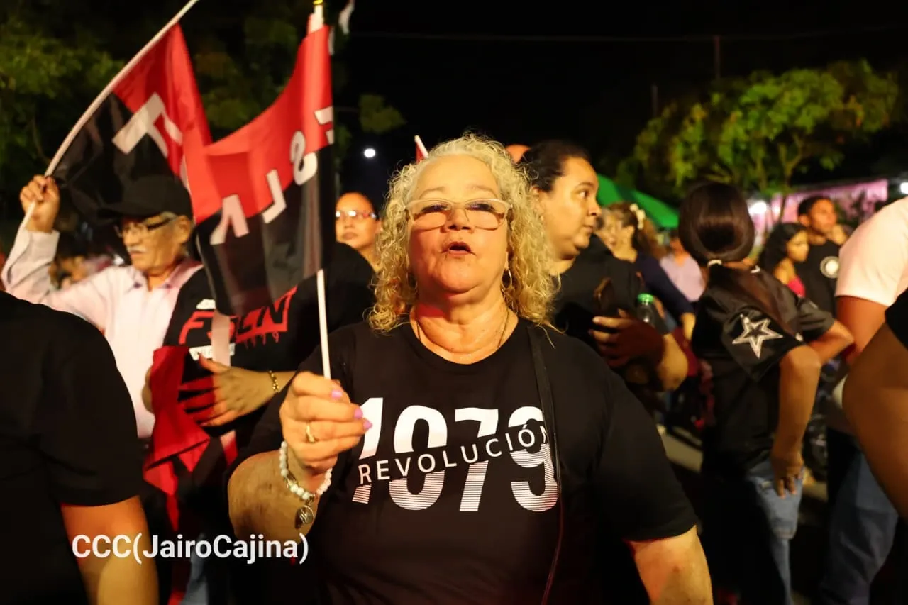 Familias protagonizan vigilias por el 47.° aniversario de la Revolución
