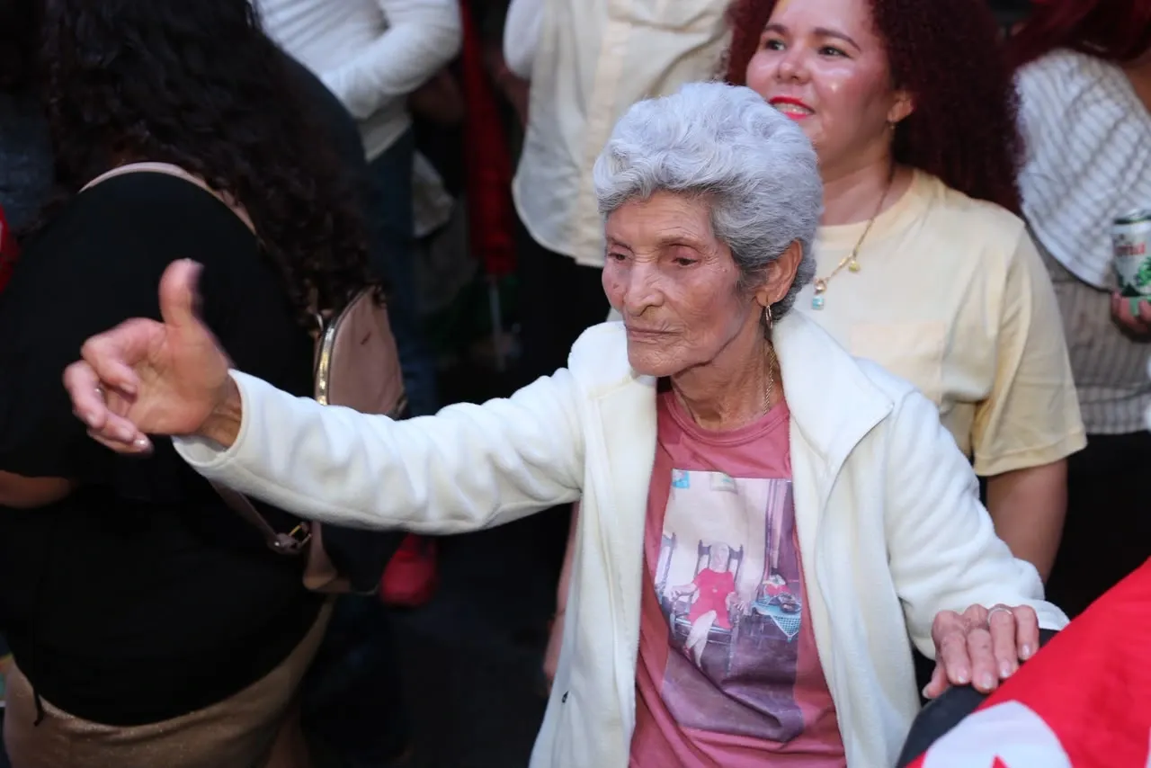Familias protagonizan vigilias por el 47.° aniversario de la Revolución