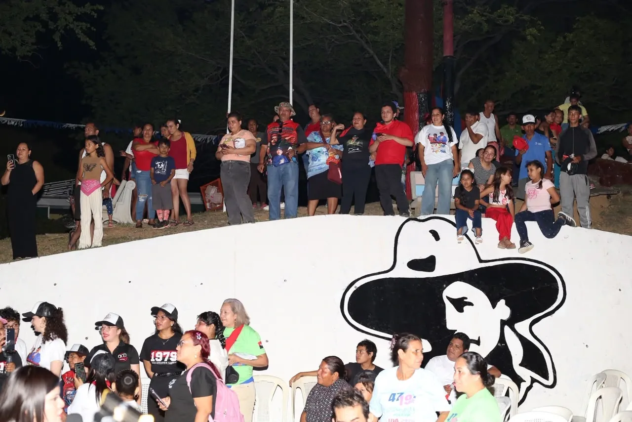 Familias protagonizan vigilias por el 47.° aniversario de la Revolución