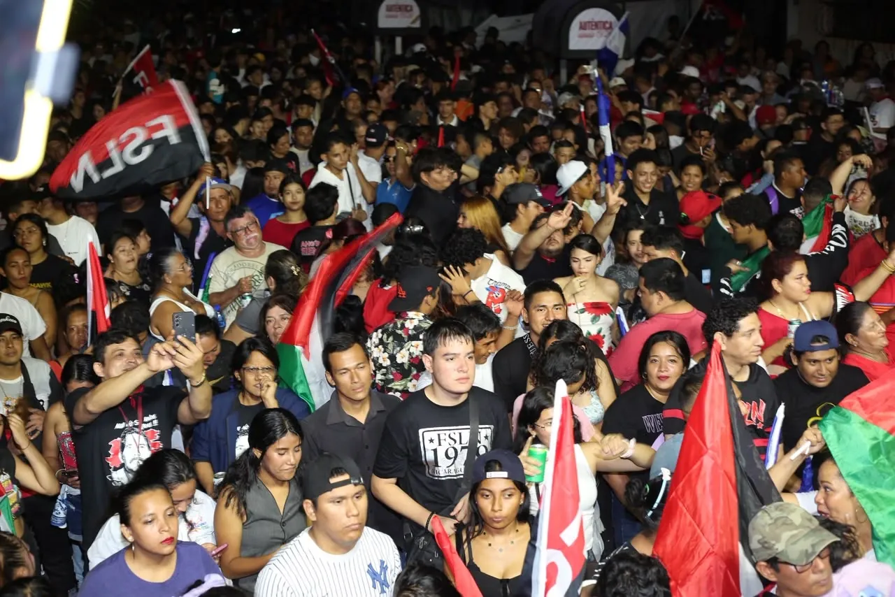 Familias protagonizan vigilias por el 47.° aniversario de la Revolución