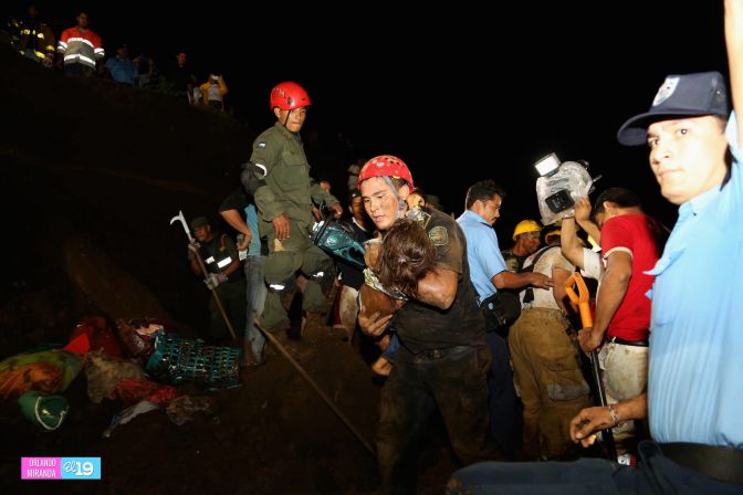 Colapsa muro en Barrio 18 de Mayo y soterra a familias