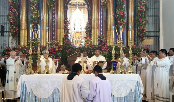 Nicaragüenses desbordados en fe y fervor en tradicional Lavada de la Plata