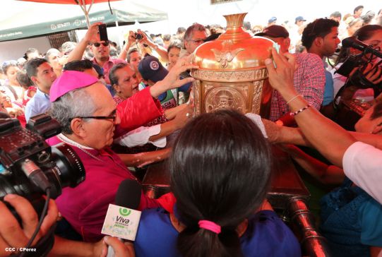 Nicaragüenses desbordados en fe y fervor en tradicional Lavada de la Plata