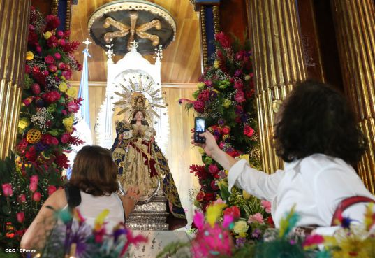 Nicaragüenses desbordados en fe y fervor en tradicional Lavada de la Plata