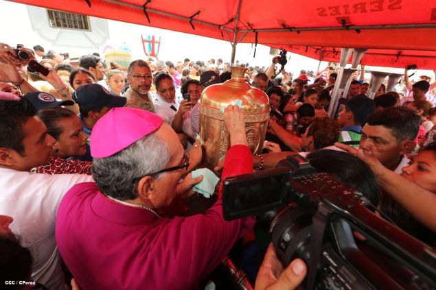 Nicaragüenses desbordados en fe y fervor en tradicional Lavada de la Plata