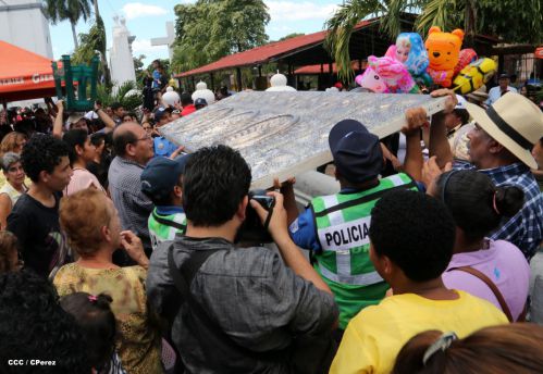 Nicaragüenses desbordados en fe y fervor en tradicional Lavada de la Plata
