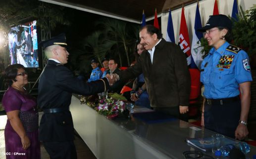 Daniel y Rosario presiden graduación de nuevos miembros de la Policía Nacional