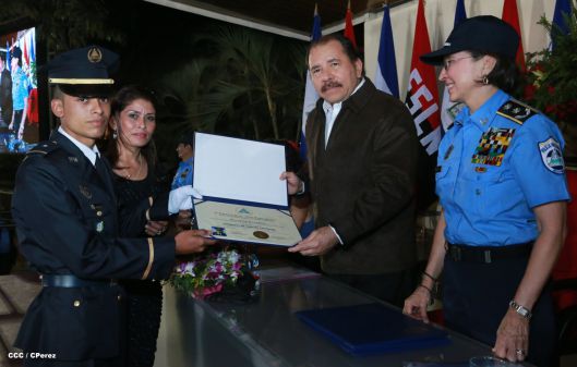 Daniel y Rosario presiden graduación de nuevos miembros de la Policía Nacional