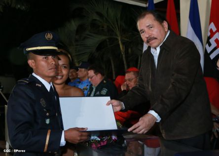 Daniel y Rosario presiden graduación de nuevos miembros de la Policía Nacional
