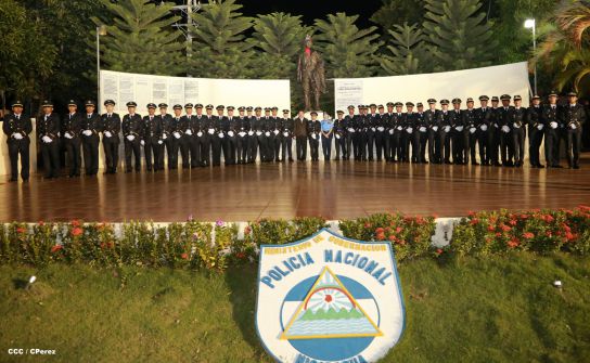 Daniel y Rosario presiden graduación de nuevos miembros de la Policía Nacional