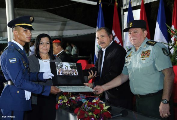 Daniel y Rosario presiden graduación de cadetes del Ejército