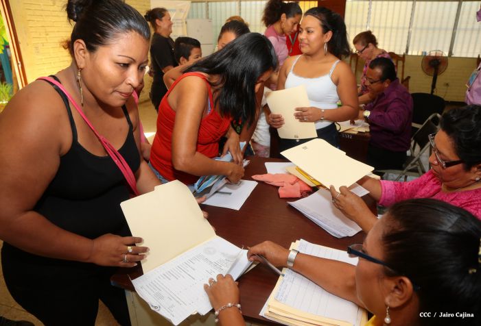 Padres de familia acuden a centros educativos en inicio de matrículas 2015
