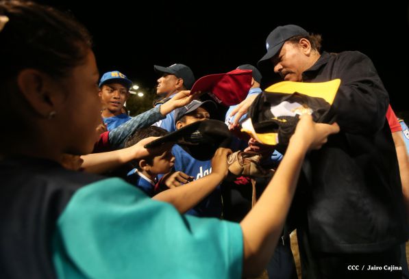 Daniel inaugura Estadio de Béisbol Infantil “Hugo Chávez Frías”
