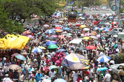 Fieles católicos participan del Vía Crucis de Semana Santa en Managua