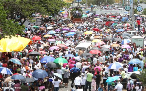 Fieles católicos participan del Vía Crucis de Semana Santa en Managua