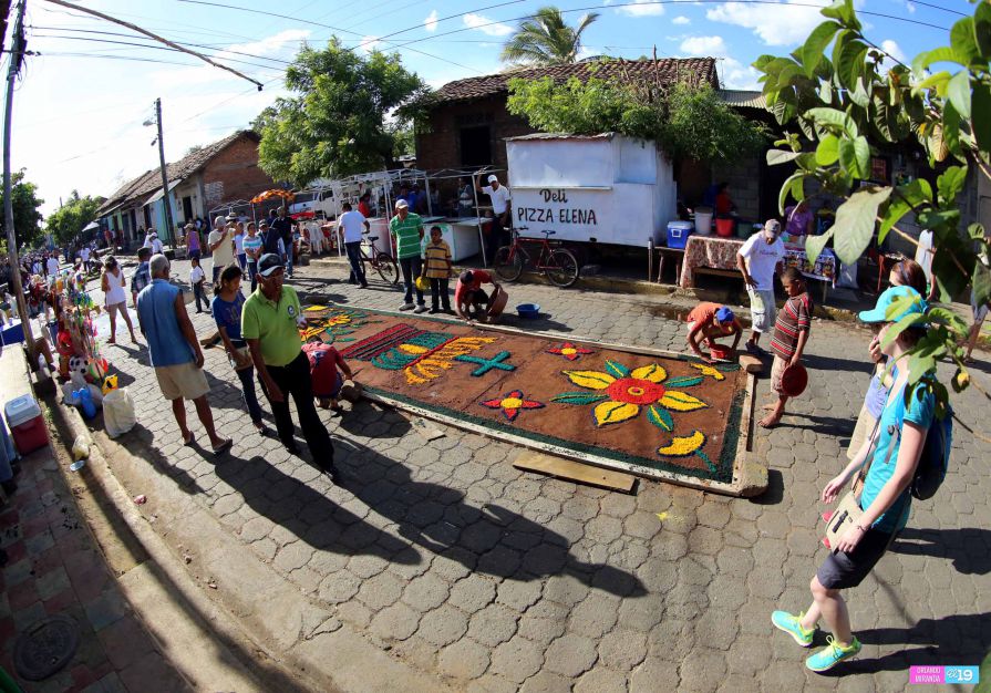 Leoneses viven con fe tradición de las Alfombras Pasionarias y el Santo Entierro