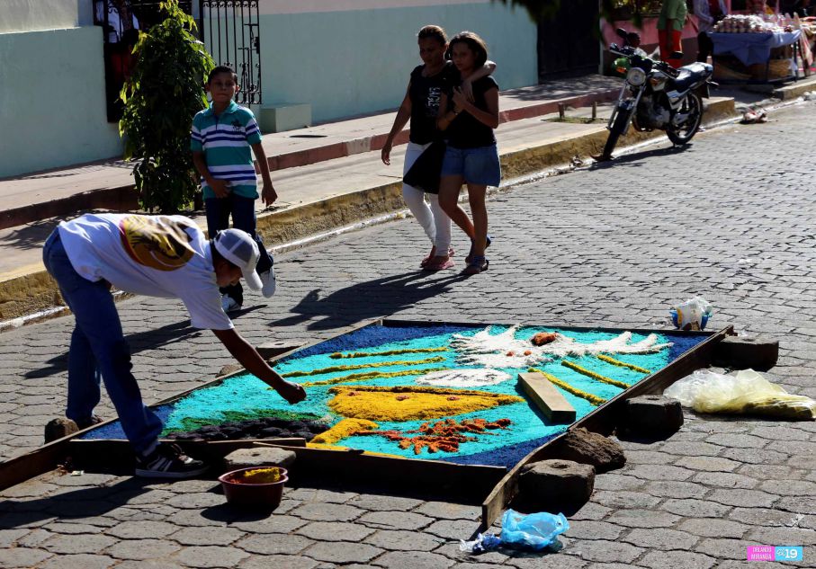 Leoneses viven con fe tradición de las Alfombras Pasionarias y el Santo Entierro