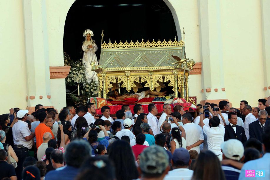 Leoneses viven con fe tradición de las Alfombras Pasionarias y el Santo Entierro