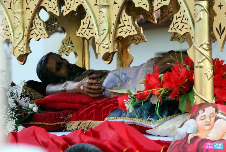 Leoneses viven con fe tradición de las Alfombras Pasionarias y el Santo Entierro