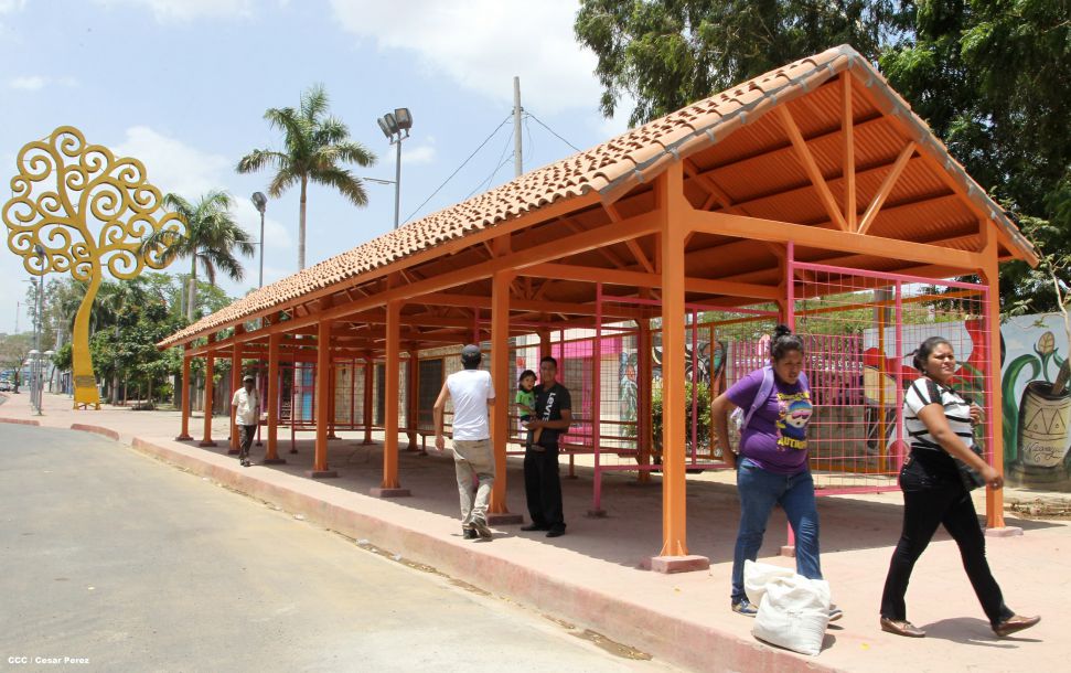 Avanza en Managua construcción de modernas paradas de buses