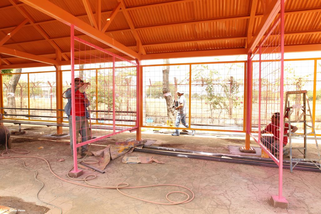 Avanza en Managua construcción de modernas paradas de buses