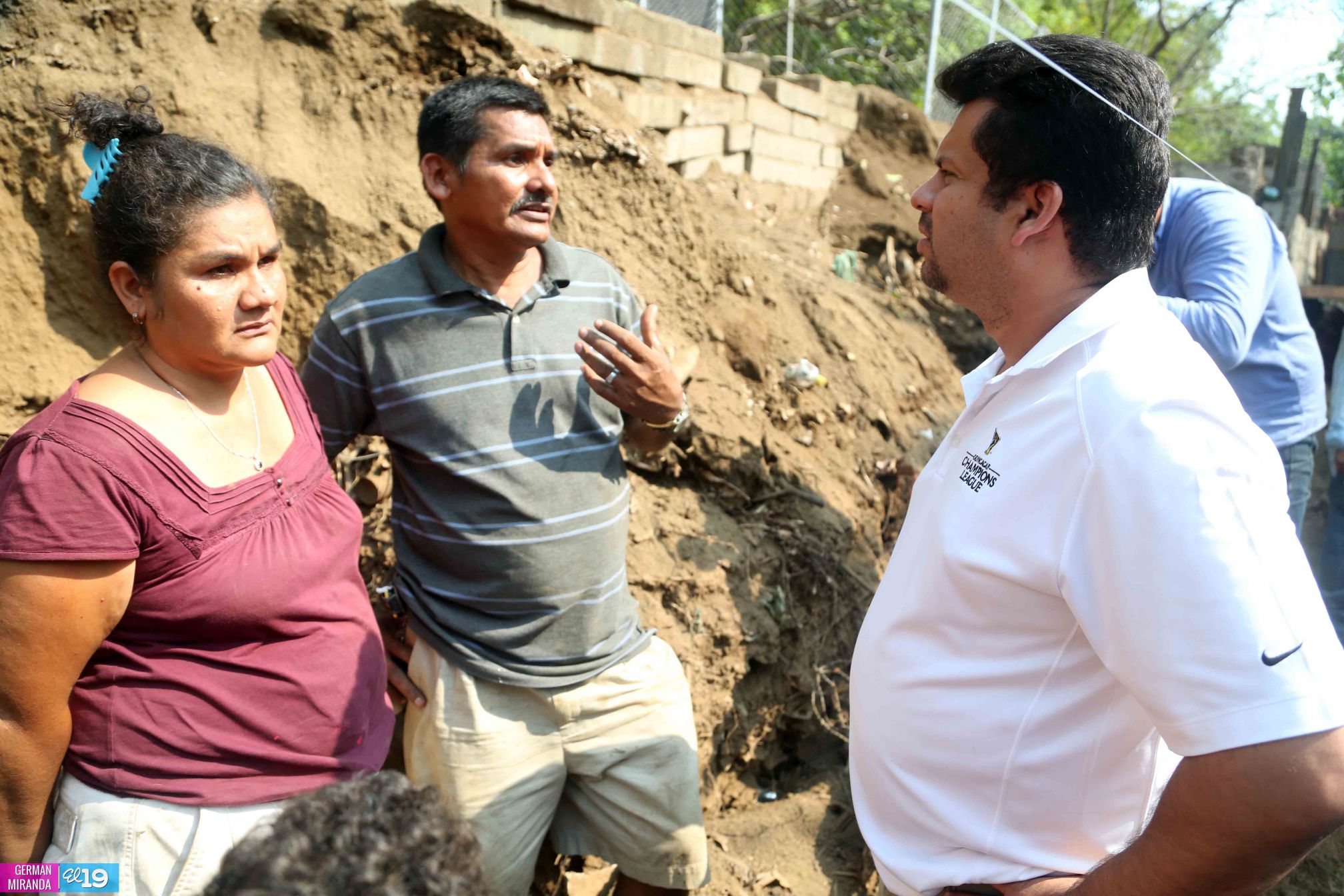 Alcaldía dialoga con familias para que accedan a ser evacuadas a lugares más seguros