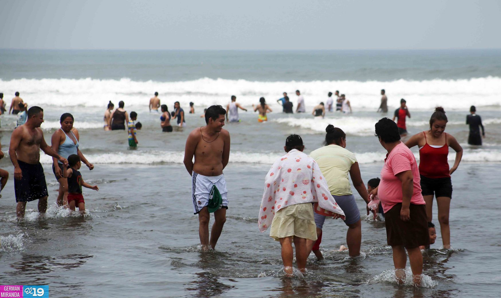 Familias nicaragüenses visitan playas en comienzo de fin de semana largo
