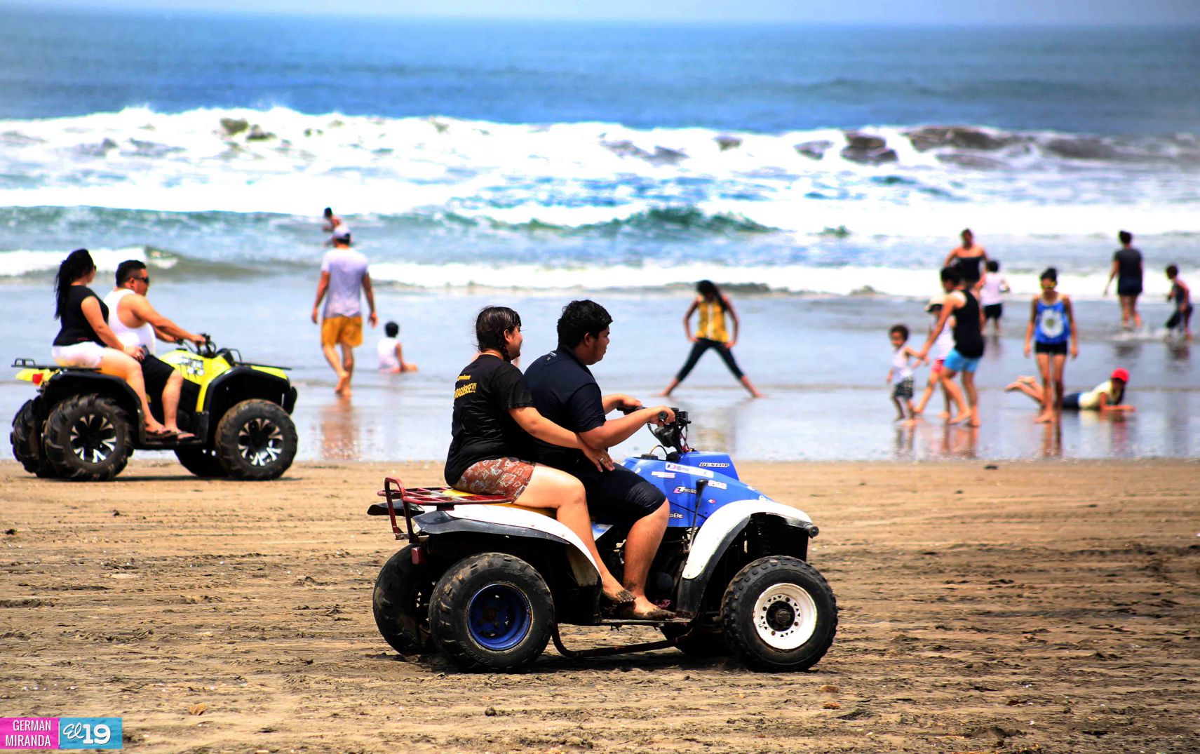 Familias nicaragüenses visitan playas en comienzo de fin de semana largo