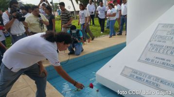 Rinden homenaje al Comandante Carlos Fonseca Amador en su 79 Aniversario de su Natalicio