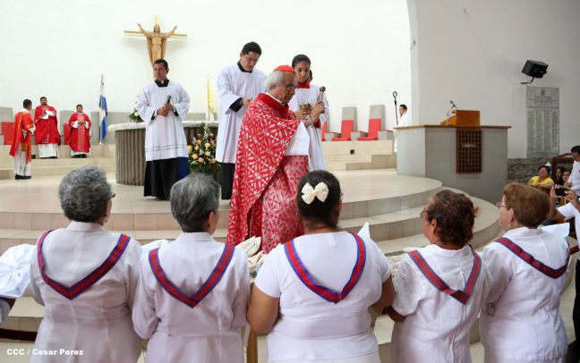 Familias católicas acompañan bajada de la Sangre de Cristo en Catedral Metropolitana