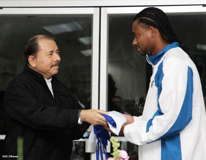 Presidente Daniel abandera a atletas nicaragüenses que participarán en los XVII Juegos Panamericanos