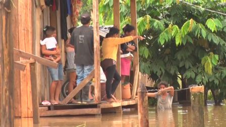 Atienden a familias afectadas por crecida del Río Escondido en El Rama