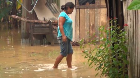 Atienden a familias afectadas por crecida del Río Escondido en El Rama