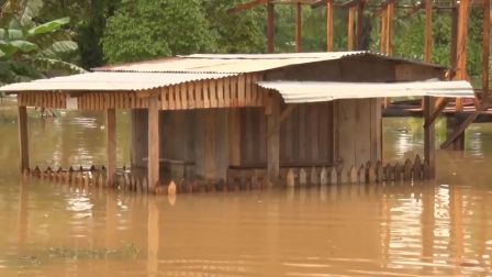 Atienden a familias afectadas por crecida del Río Escondido en El Rama