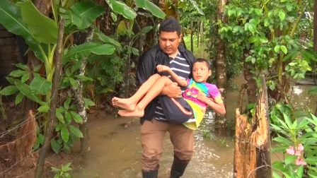 Atienden a familias afectadas por crecida del Río Escondido en El Rama