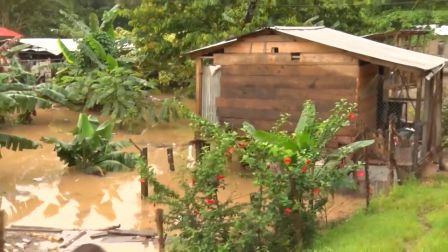 Atienden a familias afectadas por crecida del Río Escondido en El Rama