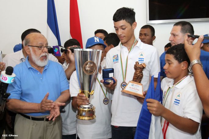 Nicaragua recibe con honores a peloteritos héroes de la Sub-12