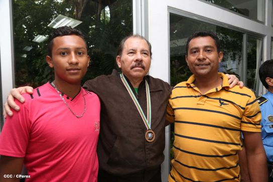 Presidente Daniel recibe a niños campeones de la selección sub-12 de béisbol